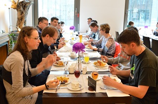 Foto vom gemeinsamen koscherer Brunch